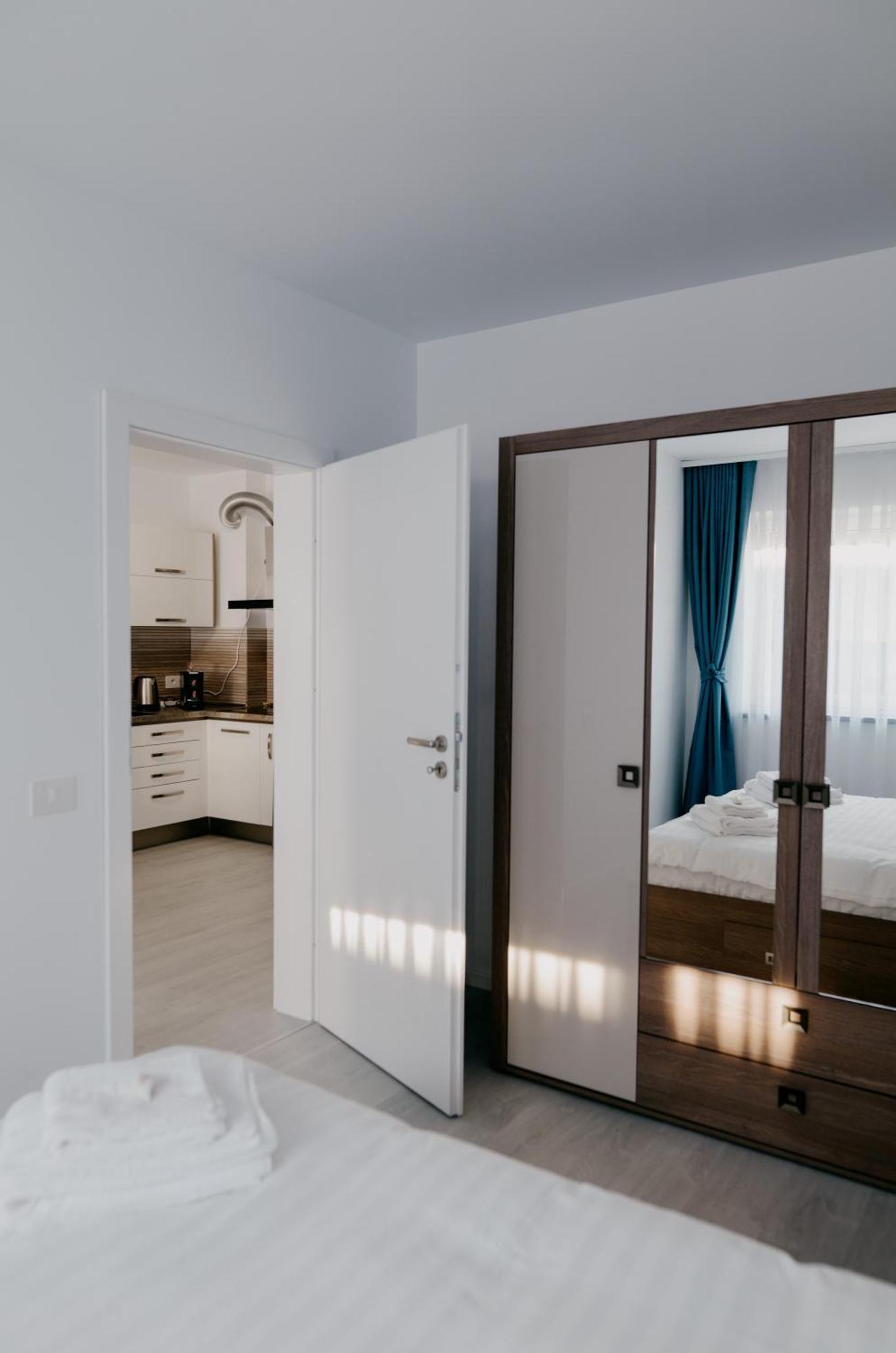 Royal Blue Property Орадеа Екстериор снимка