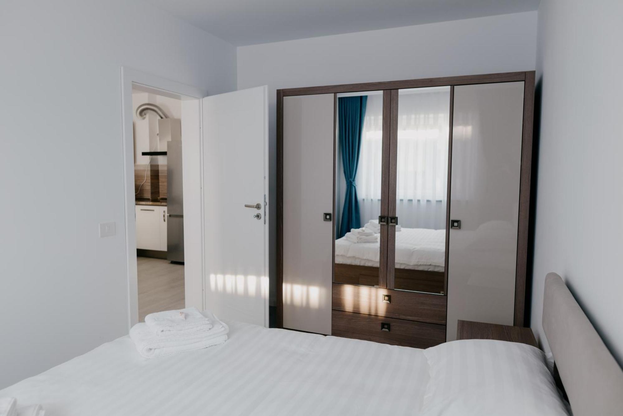 Royal Blue Property Орадеа Екстериор снимка