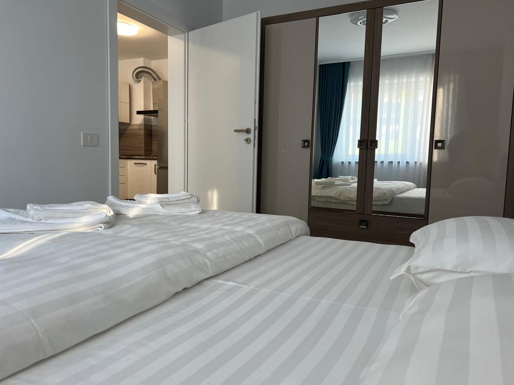 Royal Blue Property Орадеа Екстериор снимка